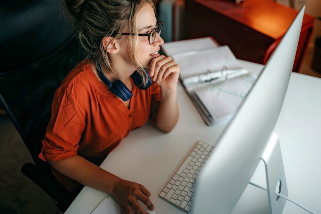 Tech recruiter using a computer